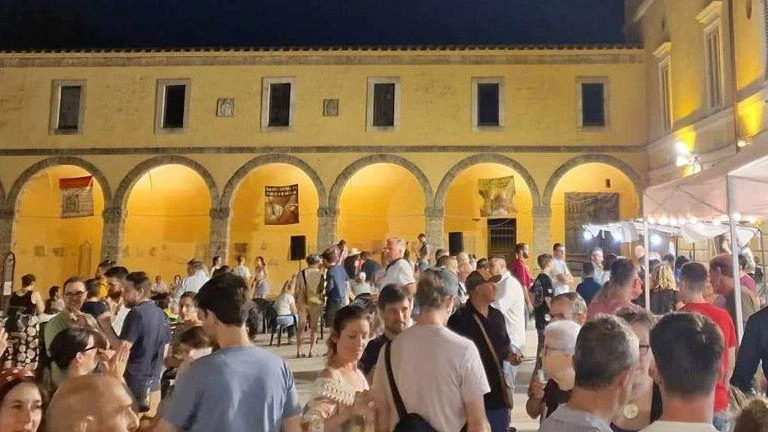 Il bando lanciato recentemente dall’amministrazione comunale di Chiusi azzera le tasse per 3 anni agli under 40 o alle famiglie con figli minori che acquistano un appartamento nel centro storico L’obiettivo è ripopolare il centro