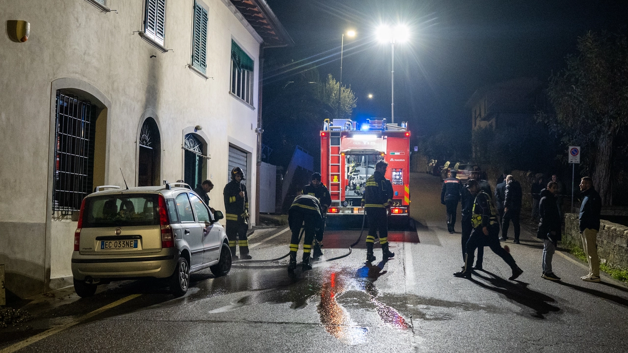 L'esterno dell'abitazione e i vigili del fuoco (Fotocronache Germogli)