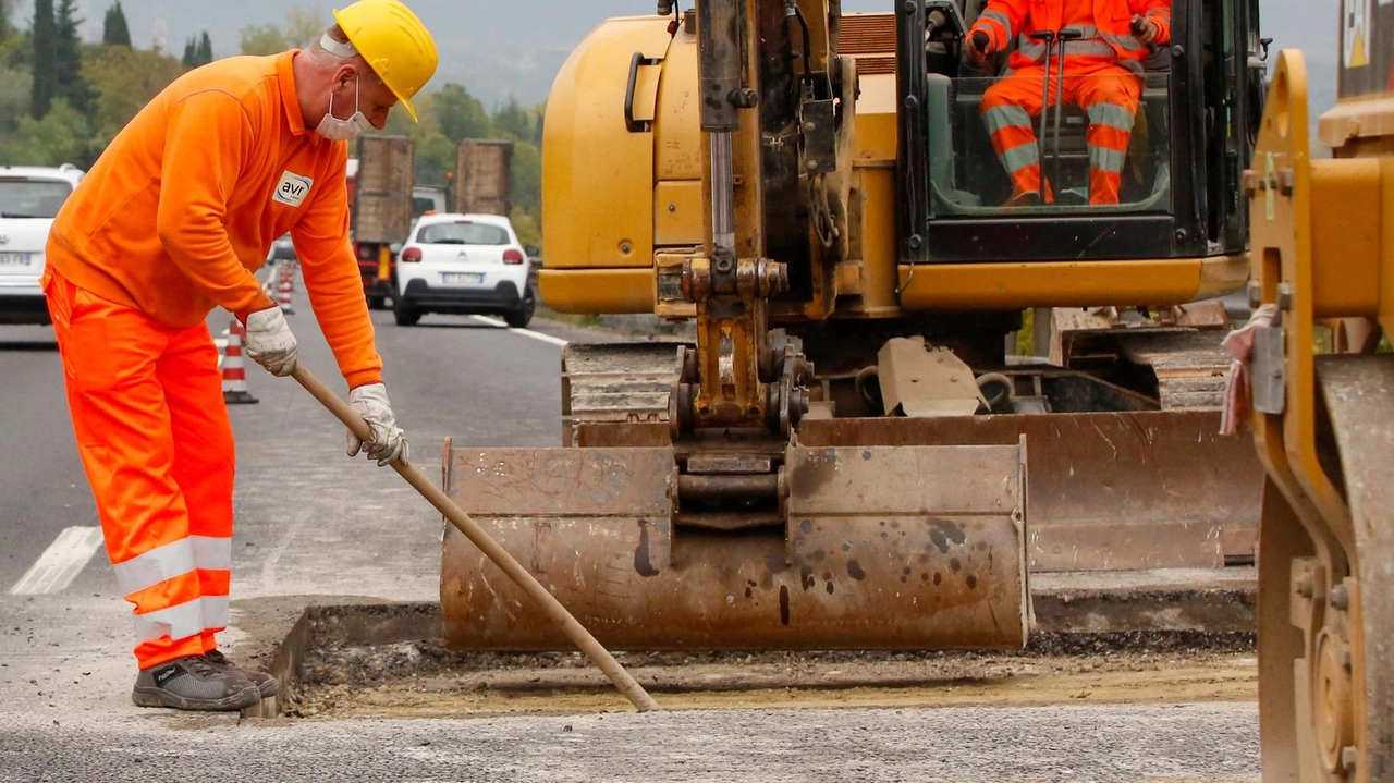 Operai la lavoro da lunedì all’interno della frazione di Viciomaggio per la realizzazione di una rotonda