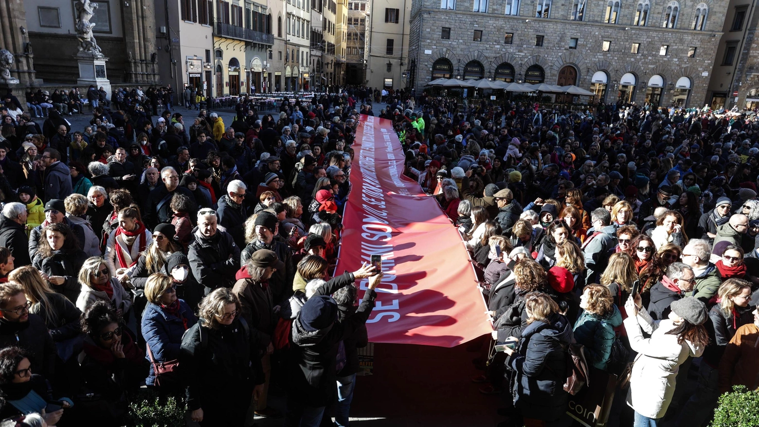 Voci unite per fermare la violenza. Il tuono contro la scia di sangue. Firenze c’è: scuole, politica e ospiti