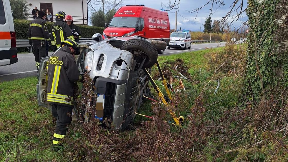 Incidente in via Roma, auto ribaltata. Anziano resta incastrato nell’abitacolo