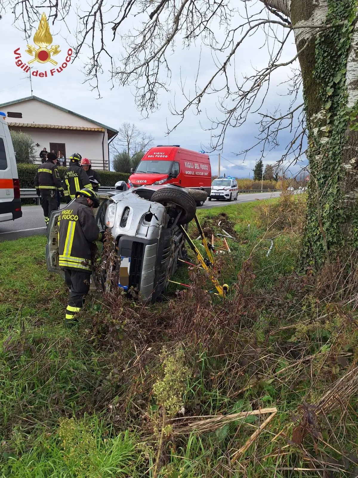 Incidente in via Roma, auto ribaltata. Anziano resta incastrato nell’abitacolo