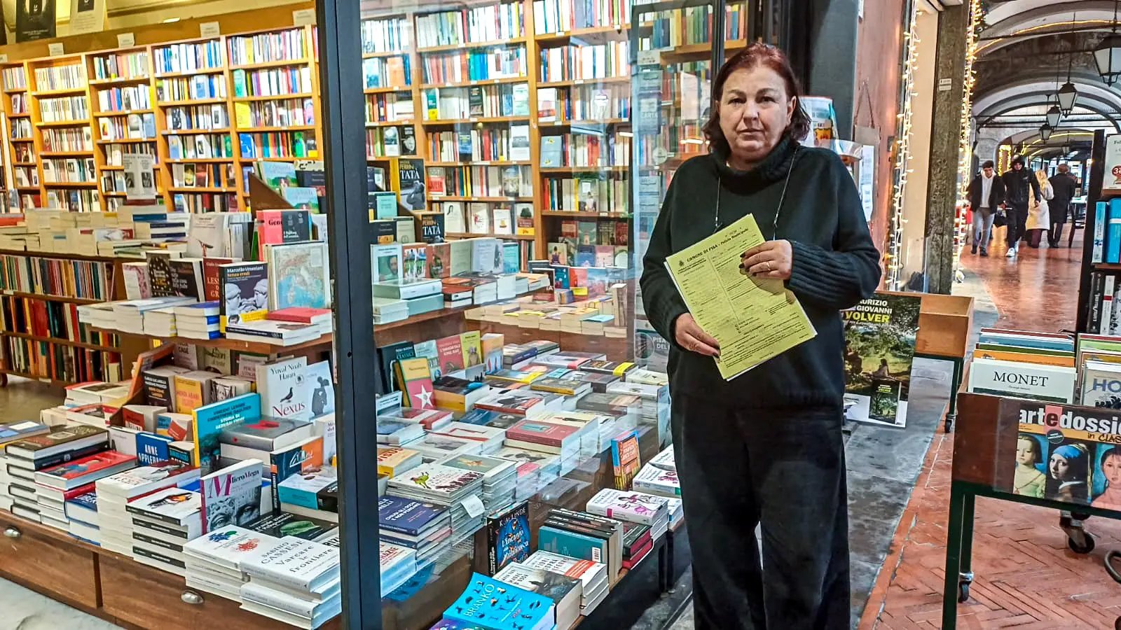 “I libri sulla soglia minano il decoro”. E la storica libreria viene multata