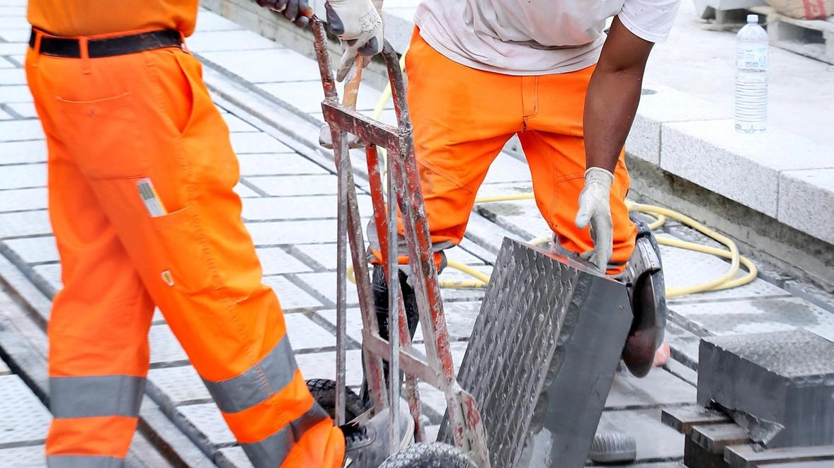 Cantiere tramvia. C’è lo sprint d’agosto. Asfalto in notturna e lavori sui chiusini