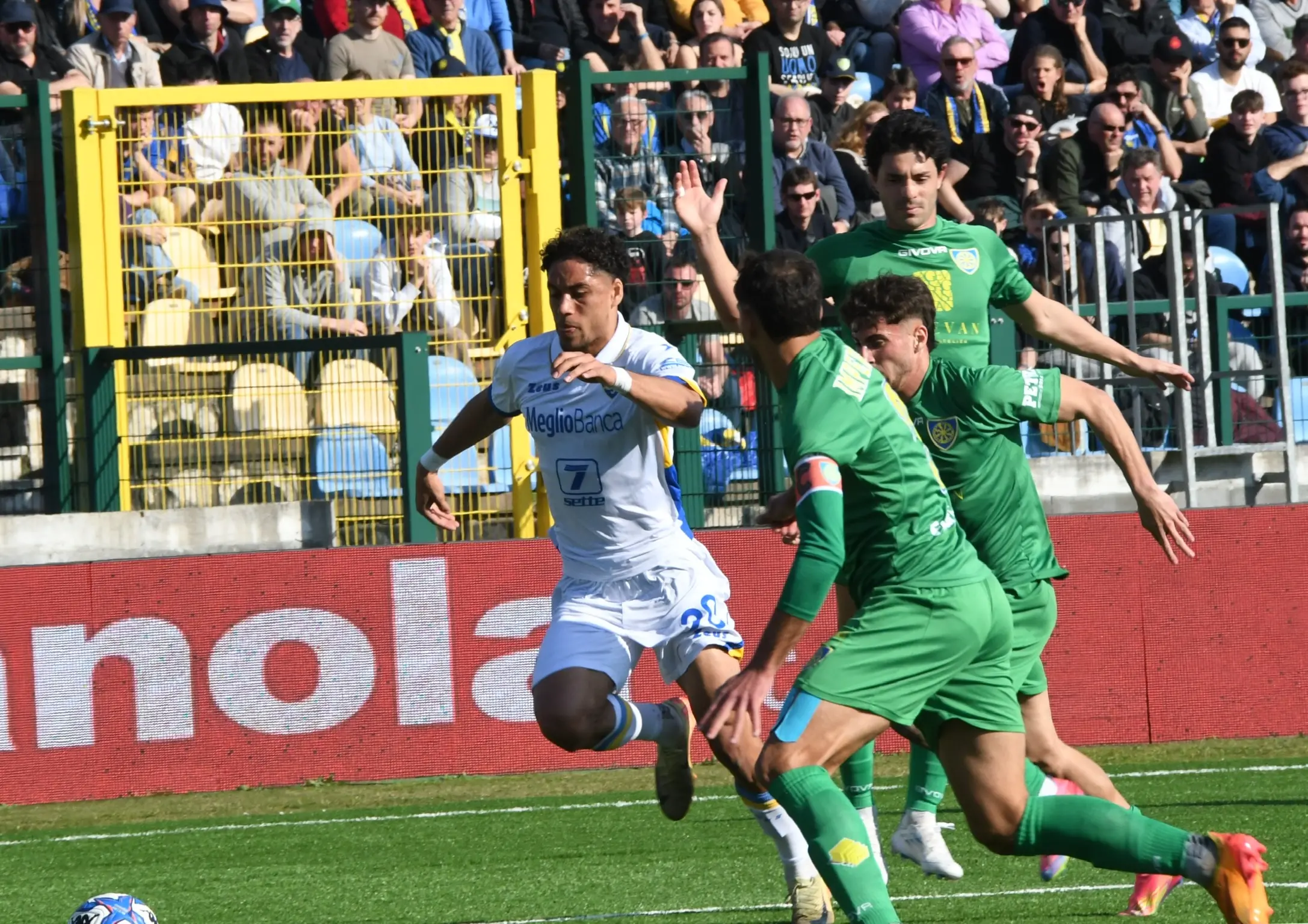 Beffa allo stadio dei Marmi, la Carrarese fa la partita ma esce battuta dal Frosinone: 0-1