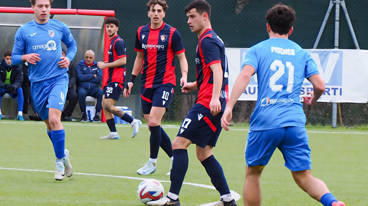 Il centrocampista Davide Sesti in azione a Ghivizzano