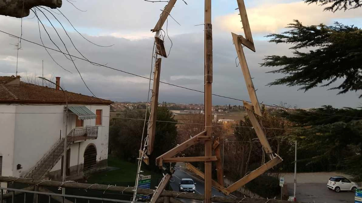 Una parte della decorazione vandalizzata a Gracciano, con la rottura dell’albero di Natale e le luminarie divelte: sdegno compatto della comunità graccianese