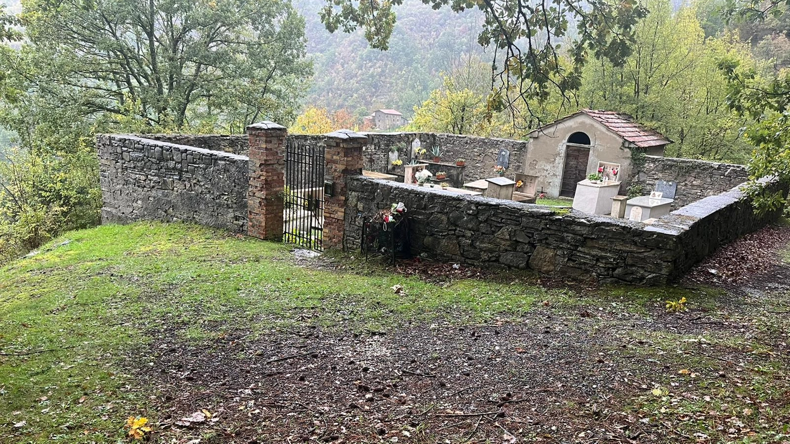 Il piccolo cimitero di Cantone, a San Giustino, dove sono rinvenuti resti di riti satanici