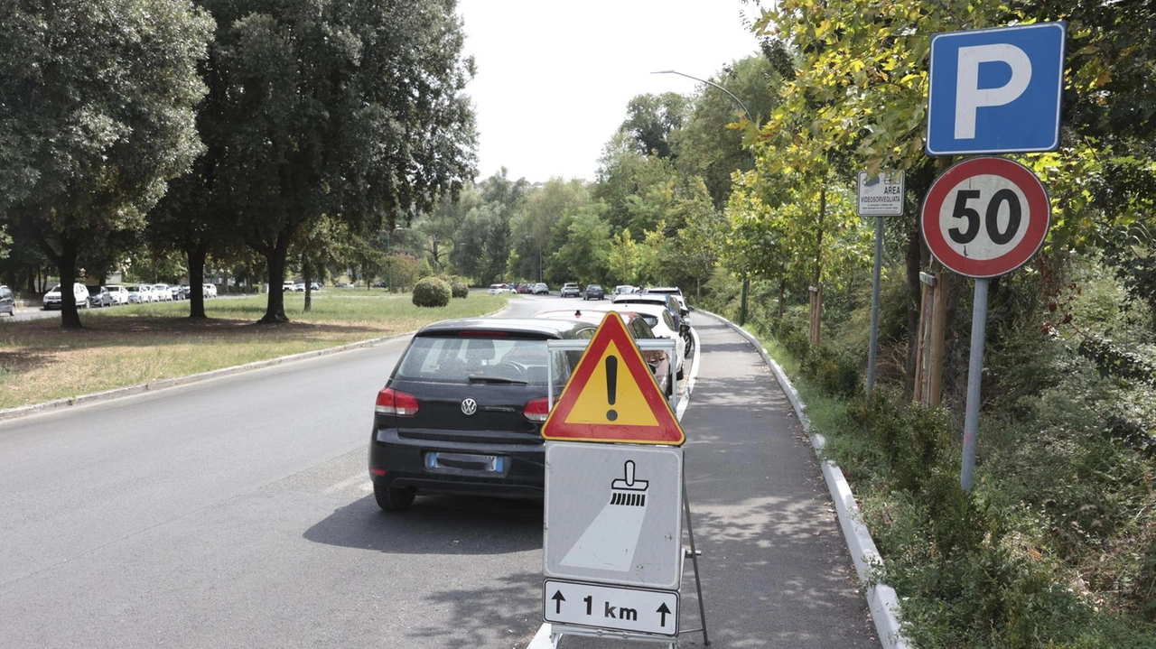 La nuova asfaltatura, con la sistemazione del parcheggio e della vegetazione, è stata completata da oltre un anno. Ma quel...