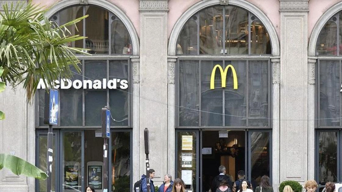 L'insegna di un Mc Donald's. Dovrebbe sbarcare a ottobre il nuovo punto vendita alla stazione di Arezzo