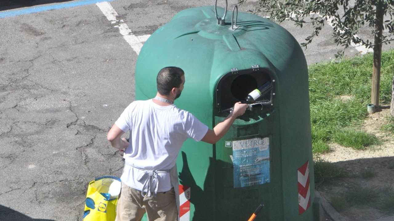 A Levanto arriveranno 80 campane e una macchina mangiavetro per potenziare la raccolta stradale grazie a un finanziamento di Anci Coreve. L'obiettivo è migliorare il riciclo del vetro e sensibilizzare gli utenti sull'importanza di conferire correttamente i rifiuti.