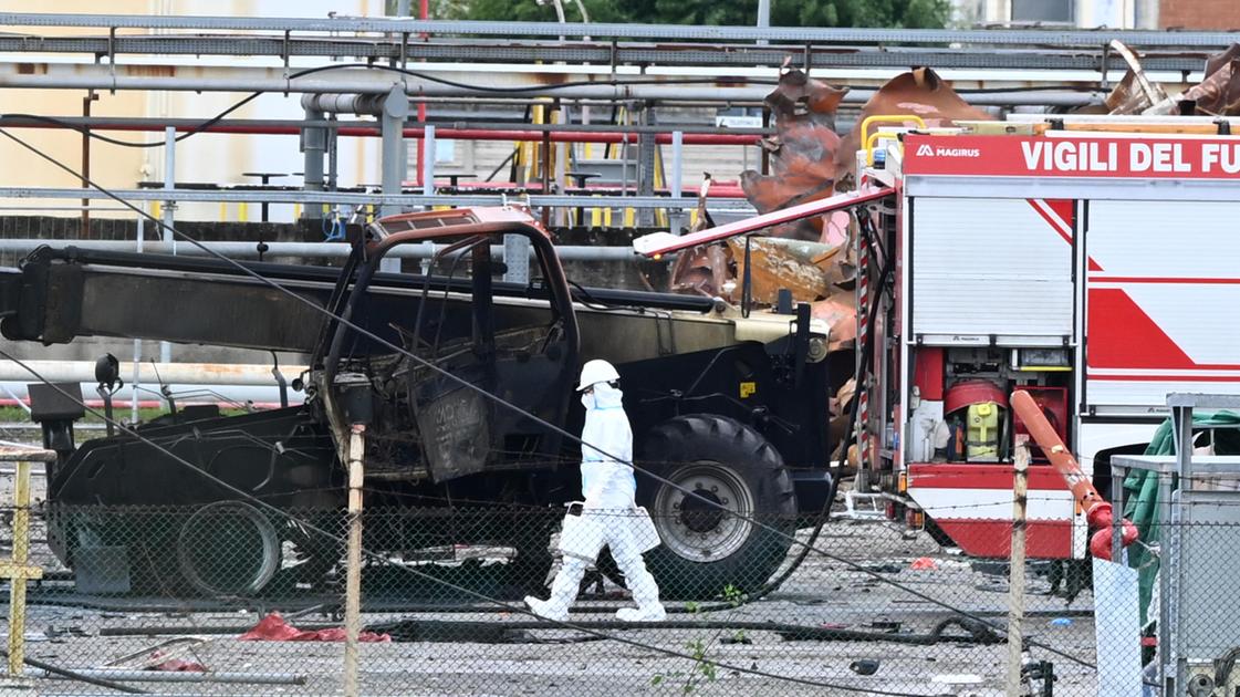 Deposito Eni, timori per l’ambiente. “C’è il rischio di acqua contaminata, nei fossi quella usata per il rogo”