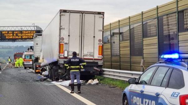 Scontro tra pullman e camion in autostrada. Ferito il conducente del mezzo pesante