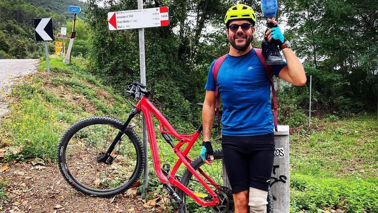 Alessio Bottaini, 38 anni, calcesano doc. Con la sua bici e la sua protesi