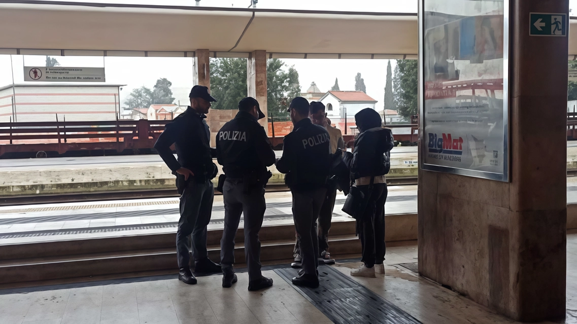 Agenti della polizia di Stato impegnati in un’operazione di controllo alla stazione piccola di Montecatini Terme