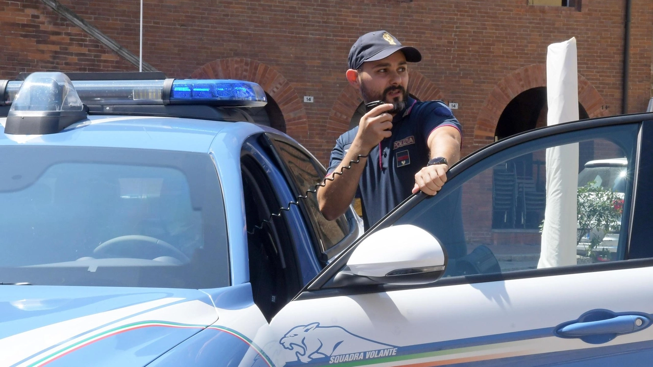 Una volante della polizia ha evitato che la rapina alla coppia fosse compiuta