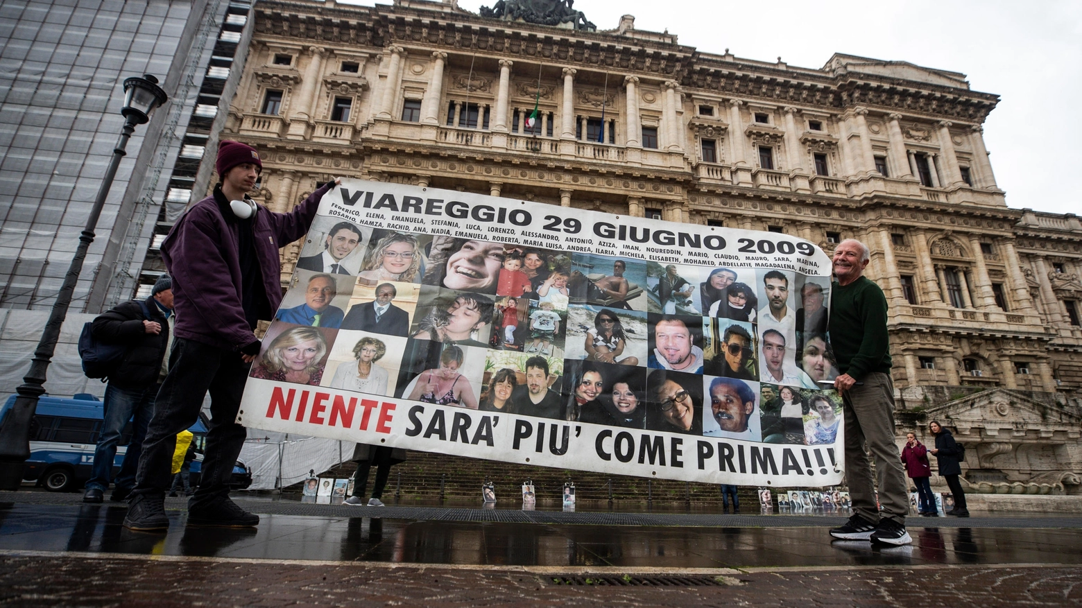 Familiari delle vittime della strage di Viareggio protestano davanti alla Cassazione (Ansa)
