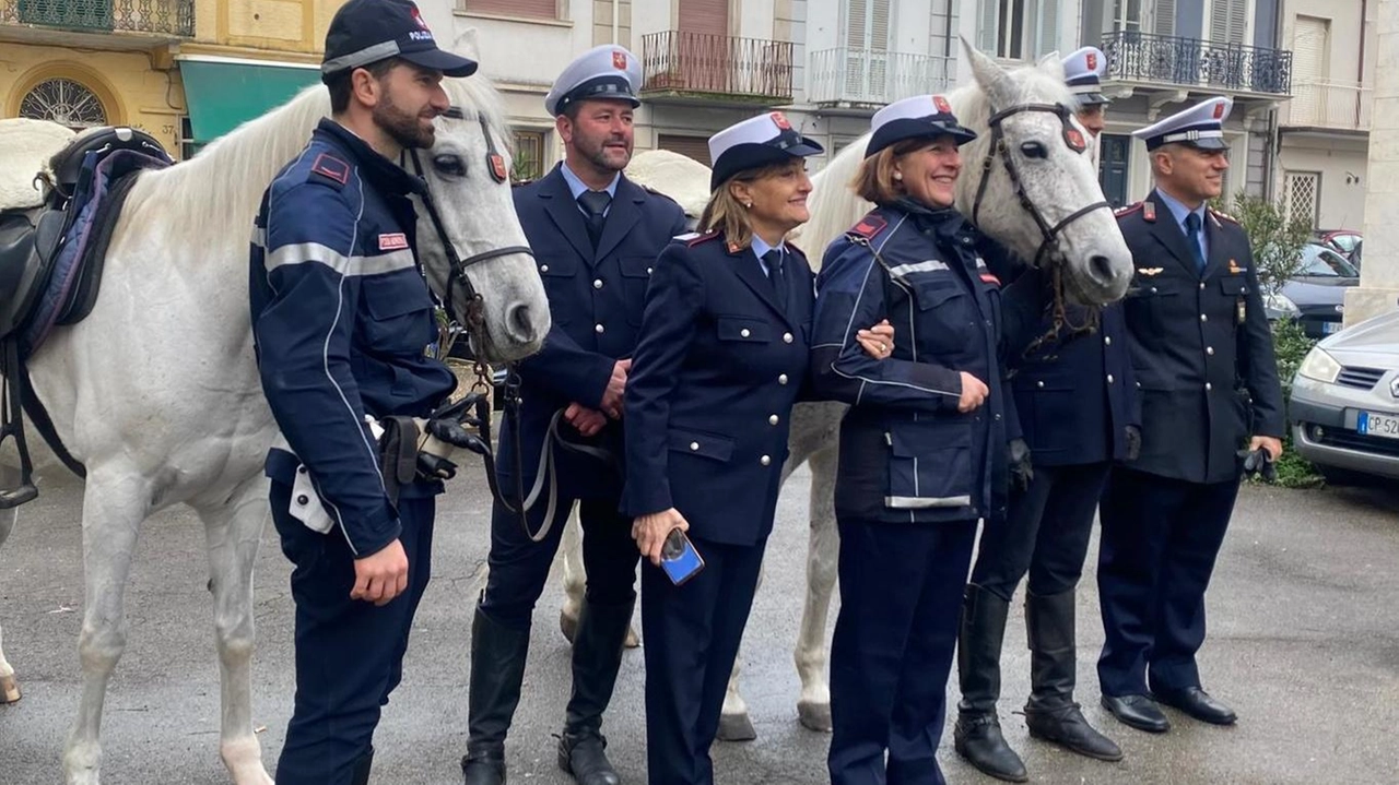 Gli agenti della Polizia municipale appartenenti all’«unità ippomontata»