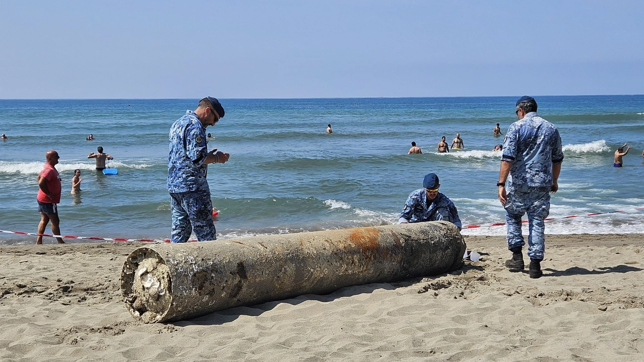 Gli artificieri sulla spiaggia di Forte dei Marmi controllano il residuato bellico mentre i turisti fanno il bagno