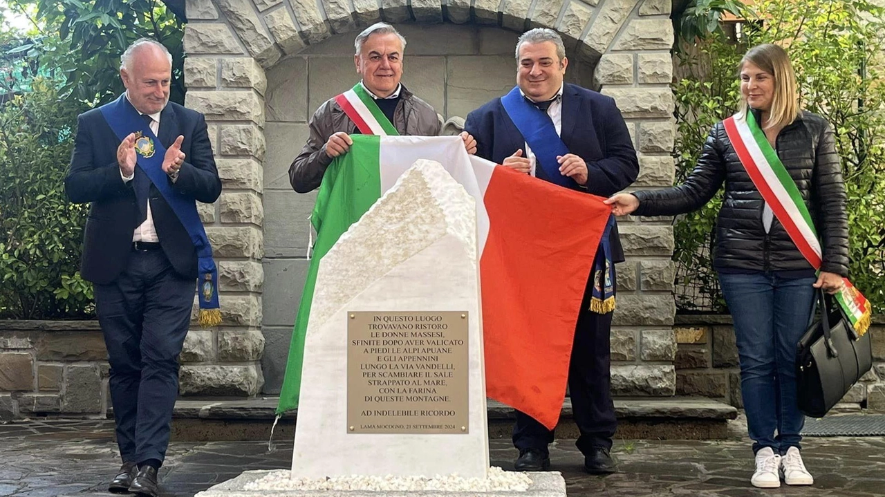 L’inaugurazione del monumento sulla Vandelli dedicato alle ’Donne del sale’ massesi