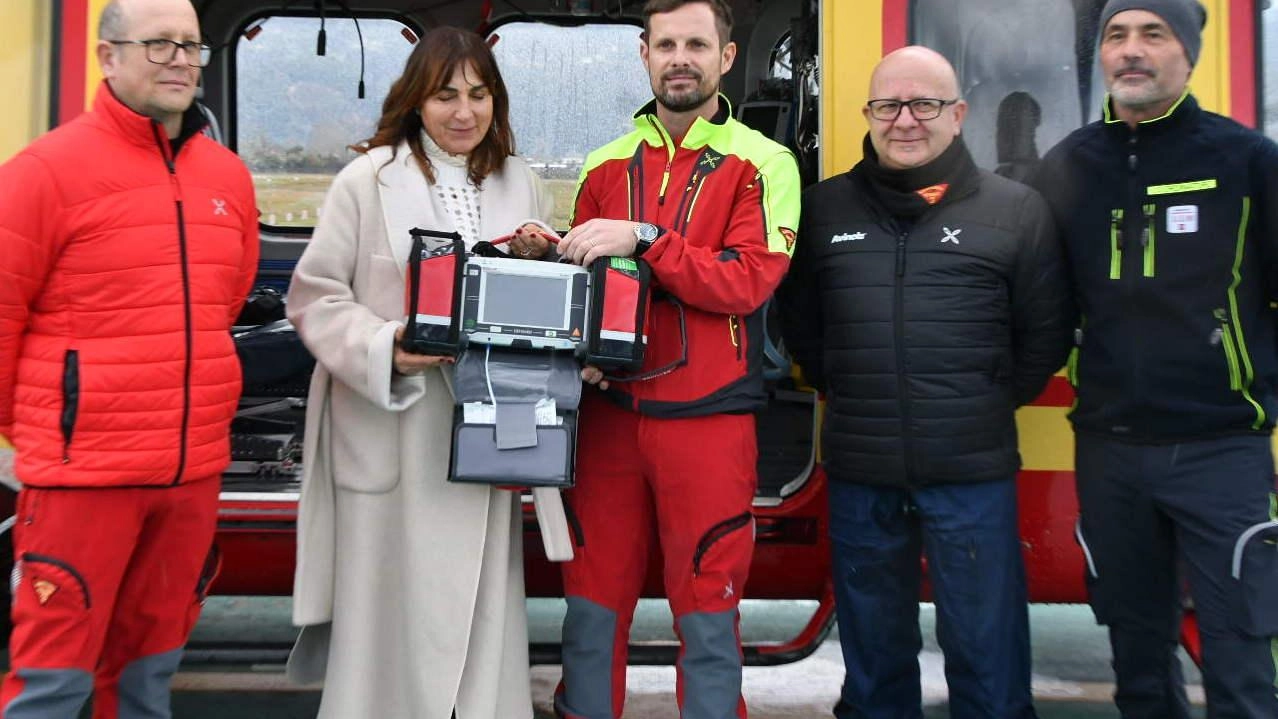 La donazione di un defibrillatore dalla Fondazione marmo