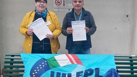 Il dirigente sindacale UilFpl della zona Firenze Empoli e Prato, Alfredo Mazzarella, insieme alla collega Cristina Alberti davanti al San Giuseppe