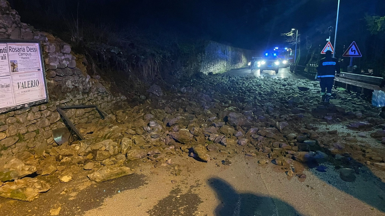 Maltempo, crolla un muro a Bibbiena. Strada chiusa