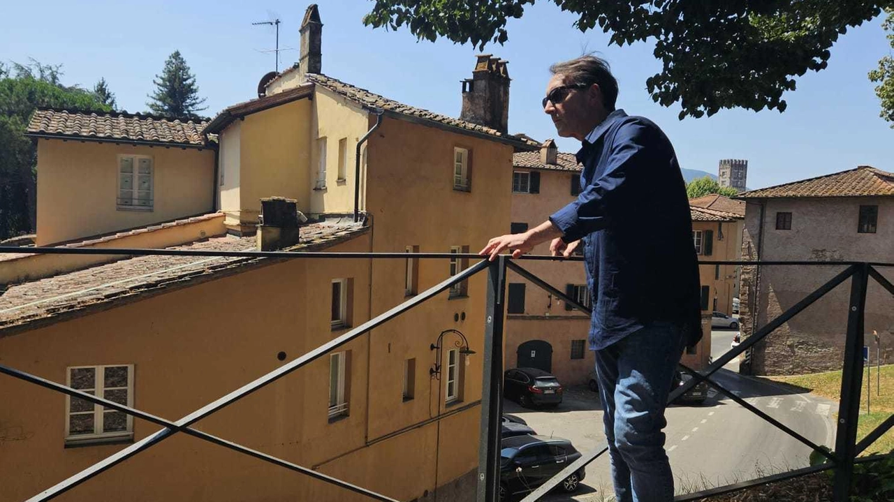 L’assessore del Comune di Lucca con delega alla valorizzazione delle Mura storiche Remo Santini di fronte a una delle barriere