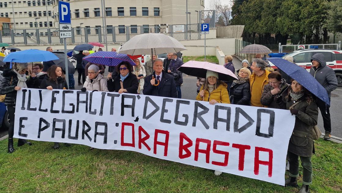 In cento davanti alla Prefettura. “Chiediamo legalità a Vicofaro. Siamo diventati un ghetto”