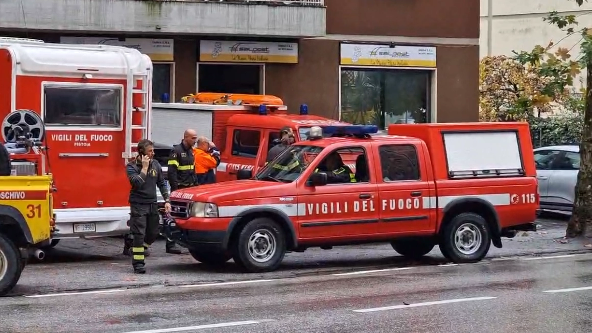 Vigili del fuoco durante le ricerche dell'uomo scomparso a Pistoia