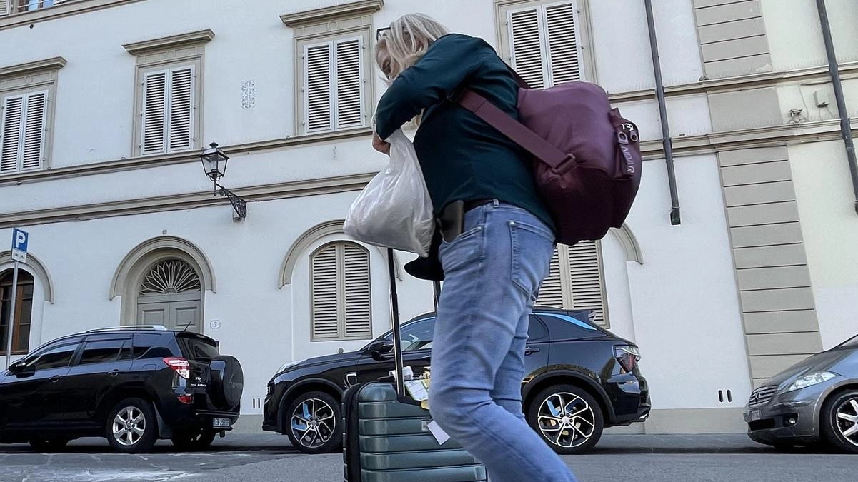 Il caso di una mamma che cerca casa per il figlio studente. Pensionati in bici "per risparmiare". Il padre di famiglia: "Accendo il riscaldamento per meno ore". E il carrello della spesa si è svuotato.