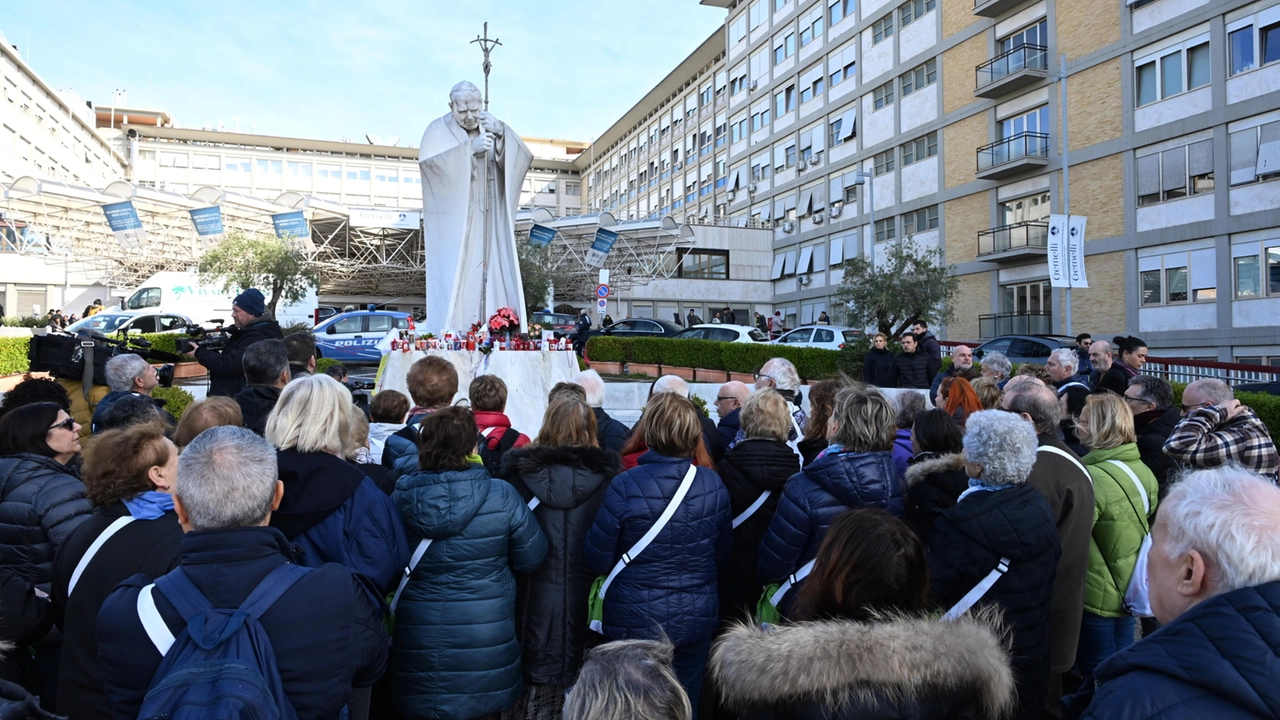 Notte tranquilla per il Papa, sta riposando