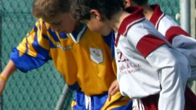 Bimbi giocano a pallone (foto d’archivio)