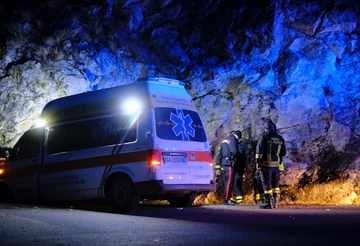 Ambulanza contro un muro, muore il paziente a bordo. Grave uno dei soccorritori