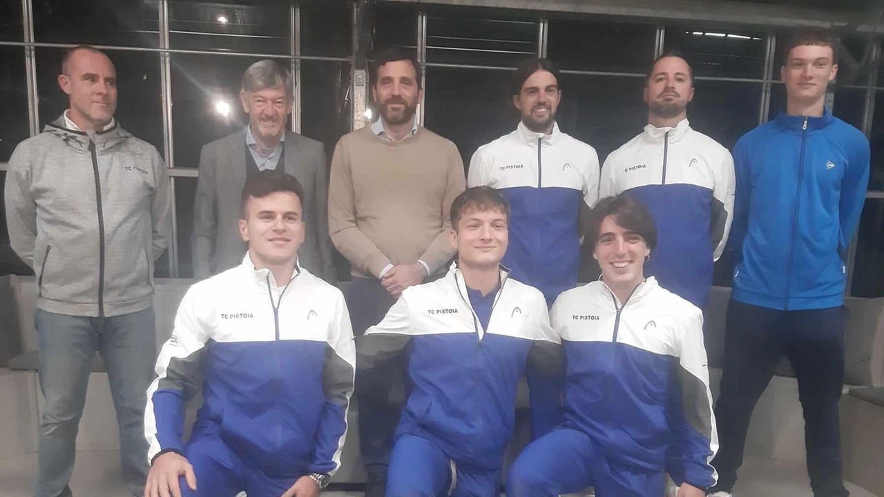 Atleti e dirigenti del Tennis Club Pistoia insieme al sindaco Alessandro Tomasi