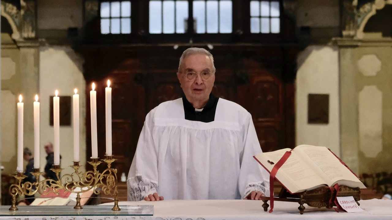 Monsignor Barbieri sullo sfondo del Serassi e il maestro Macinanti (foto Pasquali)