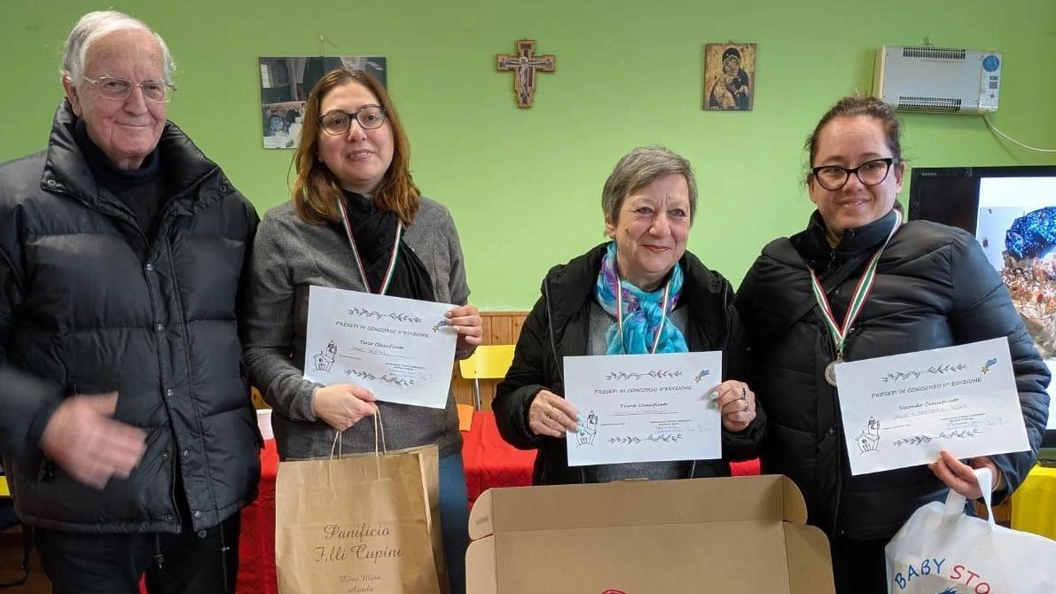 La premiazione del concorso organizzato dalla parrocchia di Baccano grazie all’impegno di Eleonora Cerri, Sara Fregosi e Valentina Massi.