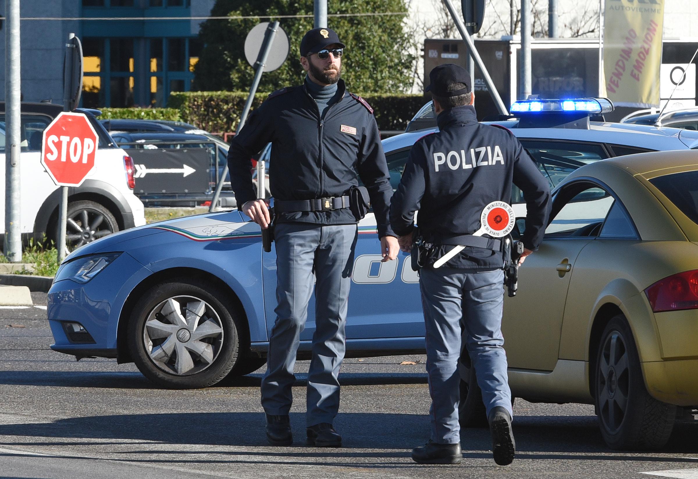 Pagano le merendine ma rubano gli alcolici in un supermercato: 18enne arrestato