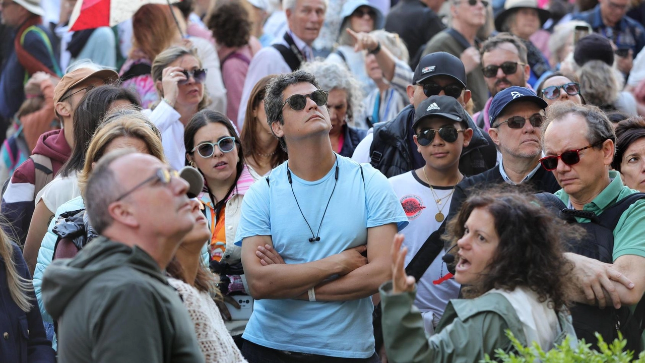 Un gruppo di turisti, con la guida, in una gremitissima piazza della Signoria