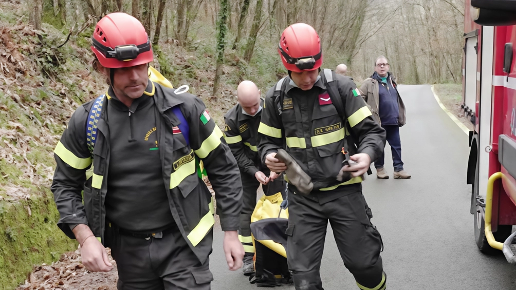 Bloccato nel fiume per salvare il suo cane