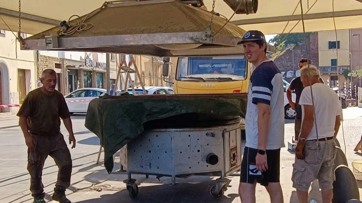 L’allestimento del padellone per friggere le patate in piazza della Vittoria