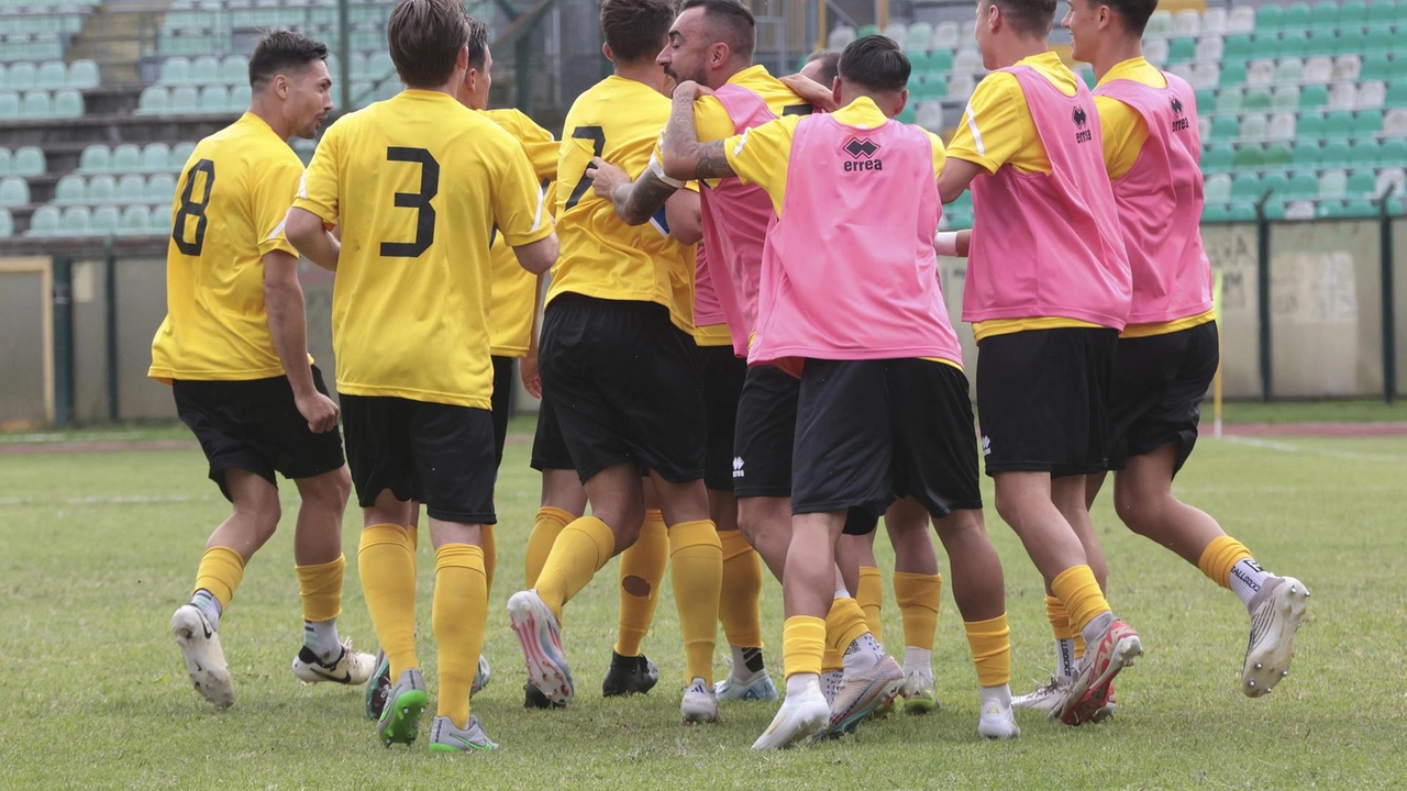 La settimana del Siena Fc è stata segnata dalla cessione delle quote e dalla preparazione per la sfida contro il Ghiviborgo. Nuove facce e infortuni da gestire, ma la squadra resta in testa alla classifica. Recupero di Semprini e incertezze sulle formazioni. Lavori di risistemazione al Franchi in corso.