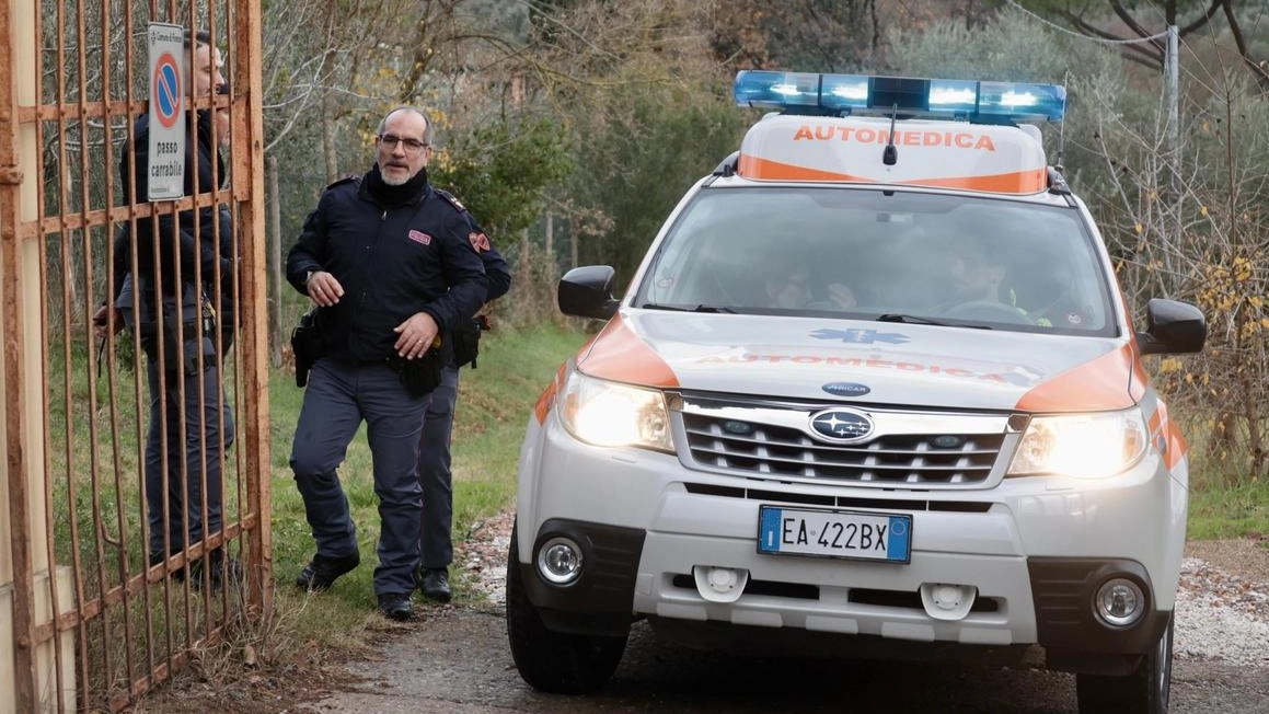 La polizia sta portando avanti le indagini per accertare le cause delle morti all’interno della villa in via San Felice a Ema