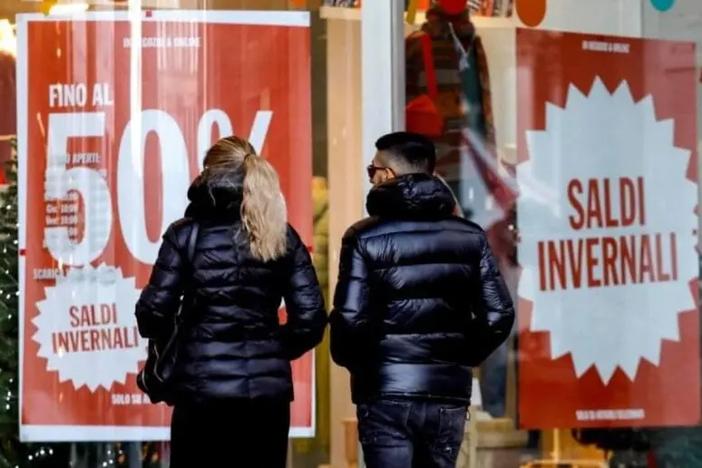 Alle porte con i saldi. Dal 4 gennaio due mesi di sconti. Come fare acquisti in sicurezza