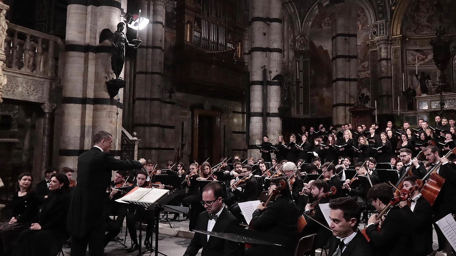 Da Siena l’inno alla pace. L’Orchestra nazionale dell’Ucraina incanta le navate del Duomo