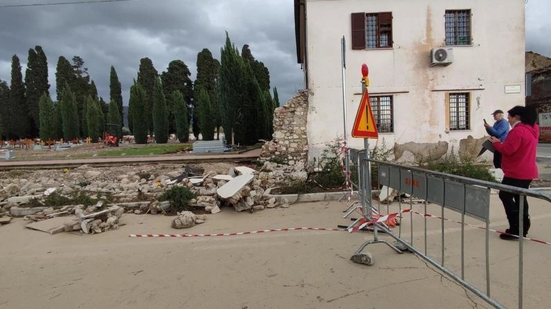 Il crollo del muro causato dalla potenza dell’alluvione (. Foto Attalmi