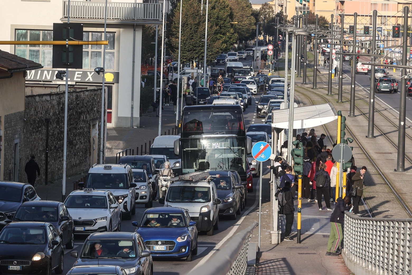 Sciopero parziale mezzi pubblici. Traffico e gente in attesa 

