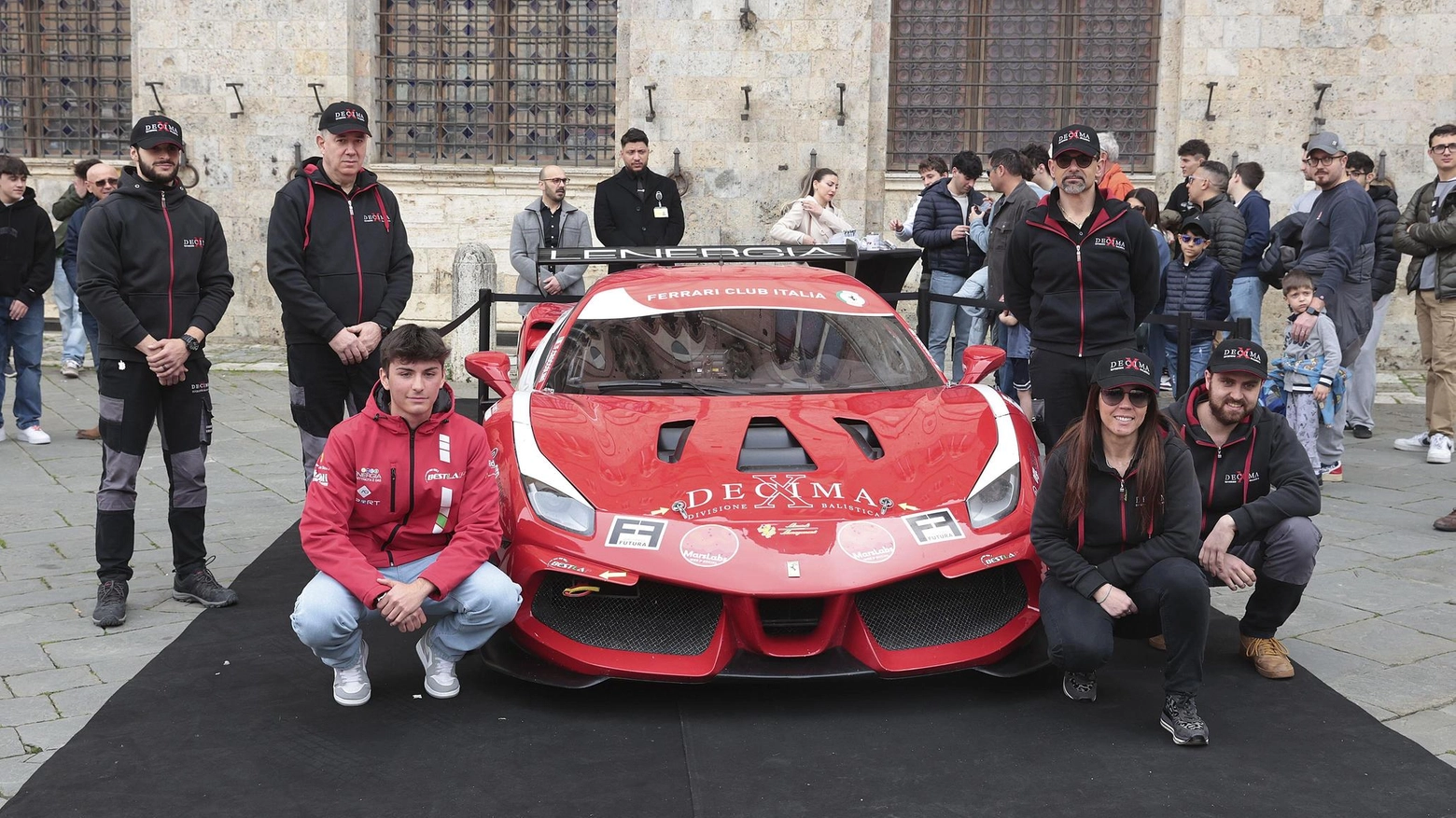 Passerella  Ferrari in Piazza del Campo. L’auto di Filippo Croccolino, pilota senese