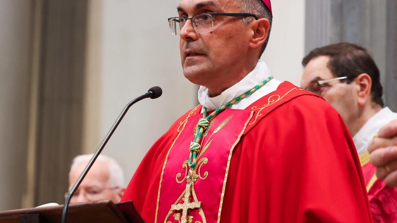 Il parallelo fra la tragedia di Sollicciano e il Duomo scalato per un like. Carcere, giovani, pace, lavoro: i temi dell’omelia nella festa del copatrono.