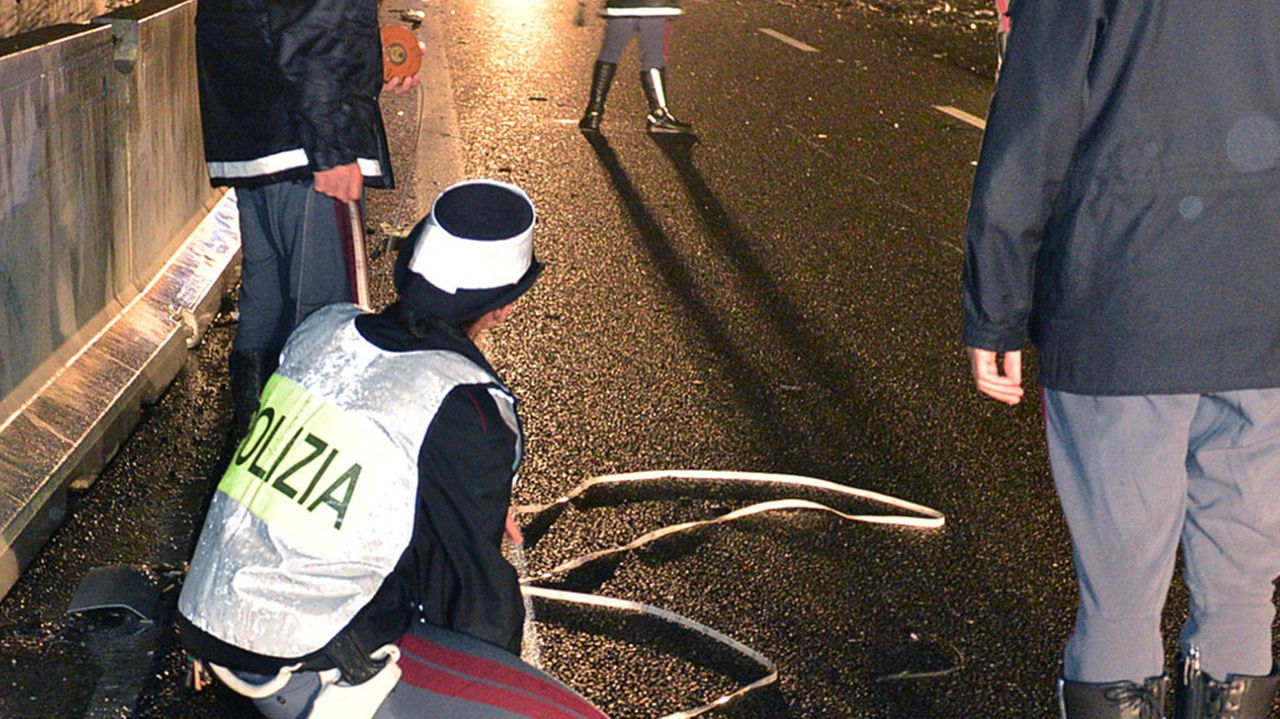 Mezzo in fiamme in autostrada, sul posto la polizia stradale